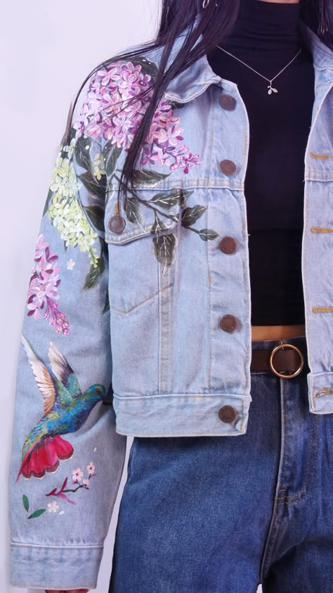 Denim Jeans Painting, Painted Denim Jacket Ideas, Paint On Clothes, Jean Jacket Painted, Denim Jacket Painted, Floral Jean Jacket, Hand Painted Jeans, Customised Denim Jacket, Unique Jeans