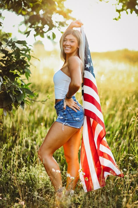 Senior Photos with a flag in Fourth of July Senior Pictures With American Flag, Forth Of July Photo Ideas, Patriotic Senior Pictures, Fourth Of July Photoshoot Ideas, Fourth Of July Picture Ideas, American Flag Senior Pictures, 4th Of July Poses, July 4th Photoshoot, 4th Of July Photoshoot Ideas