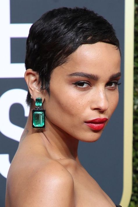 emerald earrings golden globes Kravitz Zoe, Top Jewelry Trends, Golden Globes Fashion, Golden Globes Red Carpet, Black Attire, Zoe Kravitz, Catherine Zeta Jones, Beauty Looks, Celebrity Trends