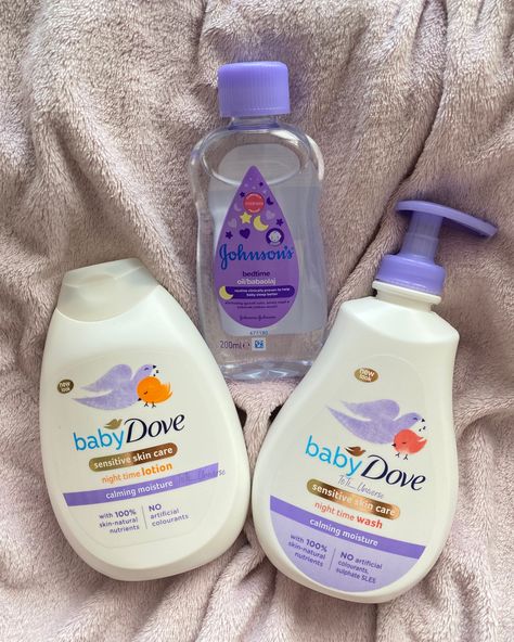 Body wash, body cream, body oil j&j baby smell Baby Hygiene, Baby Skin Care Products, Baby Cleaning, Baby Care Products, Baby Routine, Body Hygiene, Baby Soap, Shower Skin Care, Pretty Skin Care