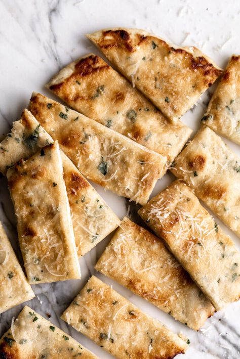 Cheesy Garlic Flatbread Cheesy Flatbread, Flatbread Dough Recipe, Garlic Flatbread Recipe, Bread And Dip, Cheese Flatbread Recipes, Restaurant Bread, Flat Bread Recipe, Garlic Flatbread, Hot Dog Sandwich