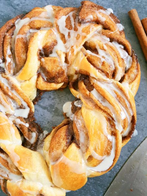 Crescent Roll Ring Recipes, Crescent Desserts, Roll Desserts, Crescent Roll Recipes Dessert, Pillsbury Crescent Roll Recipes, Roll Wreath, Crescent Roll Breakfast Recipes, Cinnamon Crescent Rolls, Pillsbury Crescent