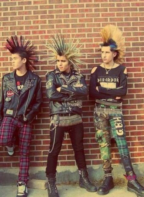 The punk Period did not catch on as strongly as the mod or hippie trend, but it can still be seen today. 80s Punk Fashion, Mohawk Hair, Punk Costume, 70s Punk, 80s Punk, Punk Culture, Punk Pins, Diy Kostüm, Punk Dress