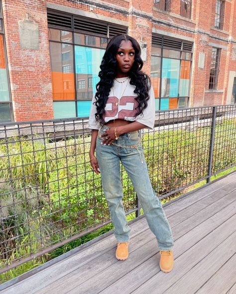 Fall Outfits With Timberland Boots Women, Time Square New York Outfit, Fall Outfits With Timberland Boots, Timbs Outfits Women Fall, Timberland Boots Outfit Black Woman, Timbs Outfits Black Women, Outfits With Timberland Boots Women, Timberland Boots Outfit Women, Brown Uggs Outfit