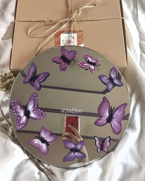 Butterfly Mirror Painting, Glass Painting Designs On Mirror, Drawing On A Mirror, Painting On Mirrors Aesthetic, Cute Mirror Painting Ideas, Mirror Painting Ideas Art, Things To Paint On Mirrors, Mirror Painting Ideas, Paint Mirror