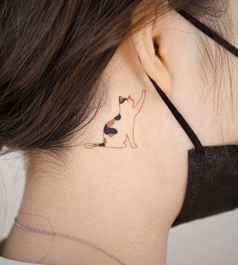 35 Behind The Ear Tattoos That Are Low-key Gorgeous - 286 Chicken Tattoo, Cat Tattoo Simple, Tattoos To Cover Scars, Cat Tattoo Designs, Elegant Tattoos, Simplistic Tattoos, Minimal Tattoo, Couple Tattoos, Creative Tattoos