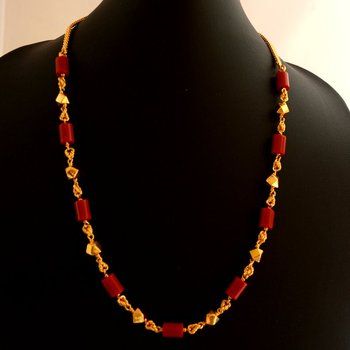 Short coral necklace Coral Jewelry Indian Gold Simple, Coral Chains Gold Indian, Coral Necklace Indian Gold, Pagadala Mala, Coral Mala, Ruby Necklace Designs, Indian Gold Necklace Designs, Coral Jewellery, Coral Jewelry Set