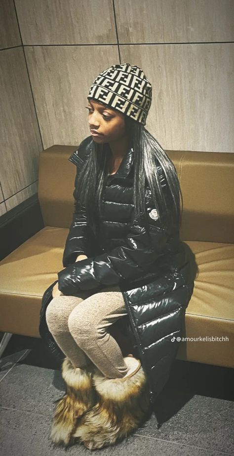 Hood Girl Outfits, Hooded Jacket Outfit, Winter Inspo Outfits, Winter Outfits Blackgirl, Chicago Girls, Nerd Chic, Hood Girls, Black Hooded Jacket, Casual Outfits For Teens