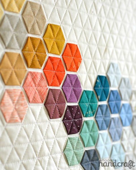 Modern Hexagons | Machine Stitched Hexagon Mini Quilt | Nicole Daksiewicz | Flickr Hexie Quilt, Quilt Modernen, Colors And Patterns, Quilt Festival, Hexagon Quilt, Triangle Quilt, Patchwork Quilting, Mini Quilts, Mini Quilt