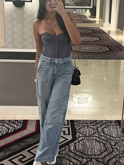 Grey Corset Outfit, Corset Top And Jeans, Corset With Jeans, Denim Top Outfit, Vegas Outfit Ideas, Cafe Outfit, Urban Outfitters Corset, Outfit Corset, Corset Outfits