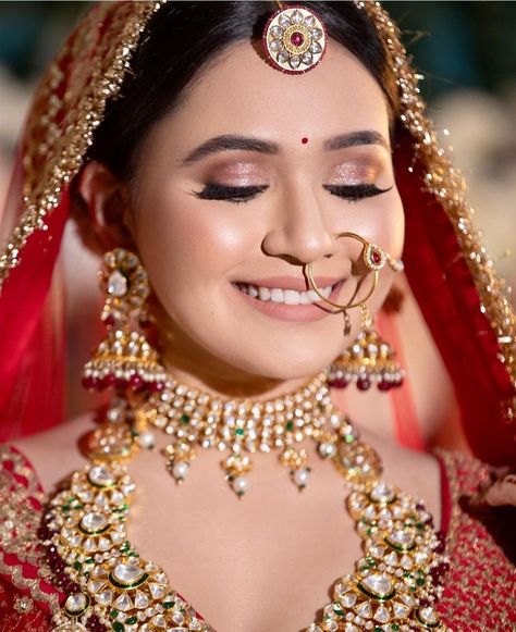 Latest Bridal Makeup Indian, Dusky Skin Makeup Indian Bride, Bride Makeup Indian, Rajasthani Bridal Look, Dewy Bridal Makeup, Makeup Artist Working, Soft Pink Makeup, Nath Bridal, Simple Bridal Makeup