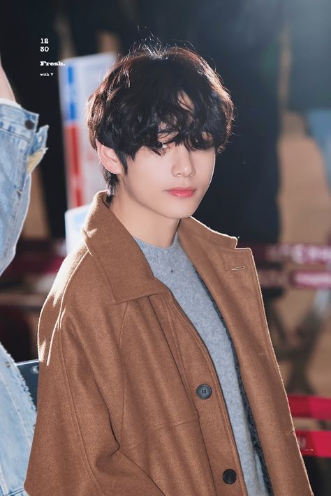 #BTS #V incheon Airport V Bts Wallpaper, Kim Taehyung Wallpaper, Fan Fiction, Daegu, V Taehyung, Bts Boys, Foto Bts, Bts Photo, Bts Pictures