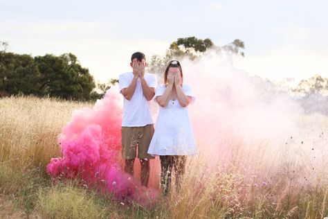 Gender Reveal Ideas Photography, Gender Reveal Ideas With Smokers, Gender Reveal Shooting Ideas, Gender Reveal Shooting Target, Gender Reveal Shooting, Gender Reveal During Photoshoot, Gender Reveal Photos With Balloons, Smokebomb Gender Reveal Photoshoot Ideas, Gender Reveal Photo Shoot