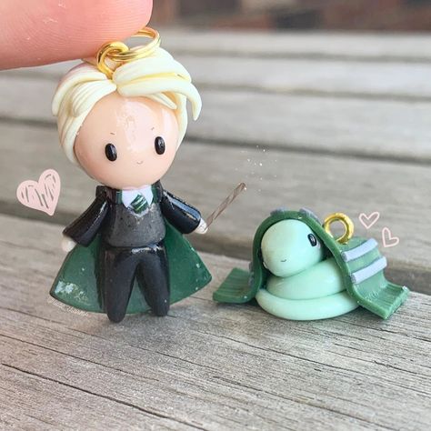 ❁emily❁’s Instagram post: “Hiii guys✨ here’s something Harry Potter themed~a Draco Malfoy Chibi💫 along with a little snake buddy in a Slytherin scarf🐍🐍 this lil boi…” Harry Potter Clay Charms, Harry Potter Clay Crafts, Clay Harry Potter Diy, Slytherin Diy Crafts, Clay Harry Potter, Harry Potter Polymer Clay, Harry Potter Clay, Harry Potter Clay Ideas, Slytherin Diy