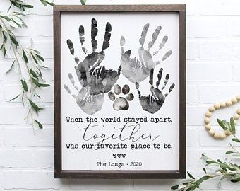 Family Hand Print Art, Family Handprint Art, Family Handprint, Family Hand Prints, Family Art Projects, Family Art Print, Desain Pantry, Baby Art Projects, Hand Prints