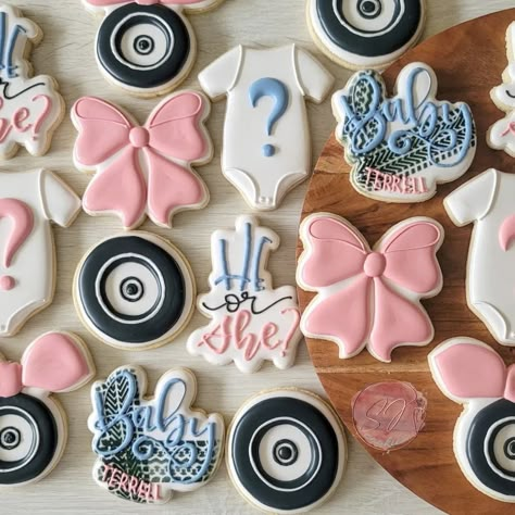 Burnout Or Bows Gender Reveal Decorations, Gender Reveal Food, Bows Gender Reveal, Gender Reveal Baby Shower Themes, Gender Reveal Party Favors, Baby Gender Reveal Party Decorations, Gender Reveal Cookies, Bow Gender Reveal, Gender Reveal Themes