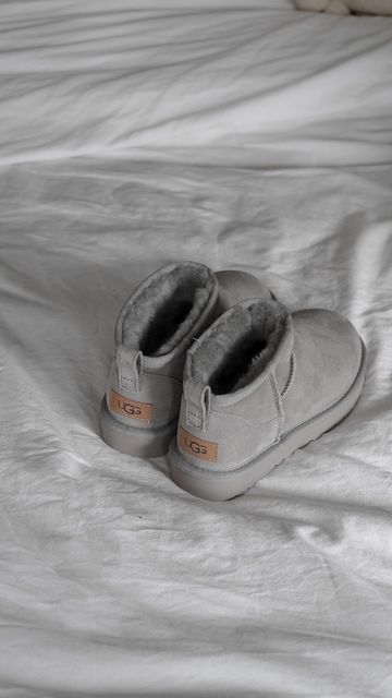 Shoes Aesthetic Boots, Winter Shoes Aesthetic, Shoes Winter 2023, Estilo Vans, Grey Uggs, Cute Uggs, Women's Winter Boots, Ugg Ultra Mini, Classic Ugg Boots