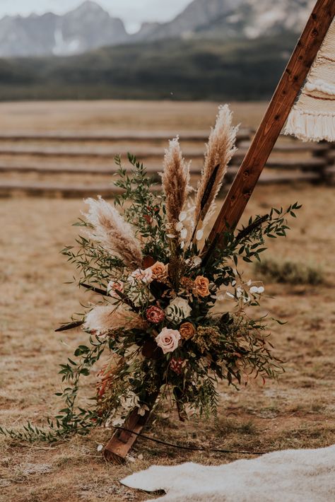 Mountain Wedding Centerpieces Diy, Mountain Wedding Florals, Woodsy Wedding Flowers, Neutral Western Wedding, Western Mountain Wedding, Pampas Installation, Mountain Boho Wedding, Montana Wedding Dress, Wedding Manifestation