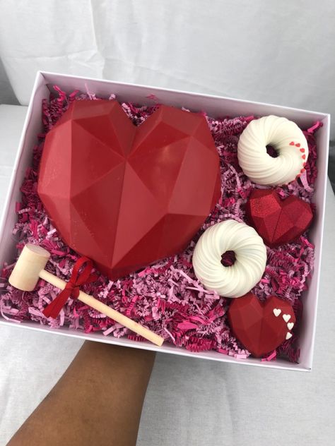 Chocolate smash heart with geometric heart and mini intreccio chocoalate-covered cake pops. Chocolate Smash Heart, Smash Heart, Chocolate Dipped Treats, Big Chocolate, Chocolate Covered Fruit, Purple Wedding Cakes, Heart Shaped Chocolate, Red Valentine, Valentine Desserts