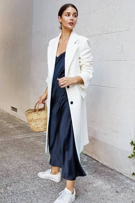 Moda Pin Up, Fashion Instagram Accounts, Minimalistic Outfits, Silk Outfit, Looks Street Style, Silk Slip Dress, Instagram Outfits, Inspiration Mode, Fashion Mode