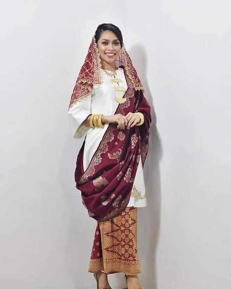 Kebaya Tradisional Melayu, Malaysian Clothes, Malay Wedding Dress, Baju Kahwin, Nikah Outfit, Classic Outfits For Women, Wedding Dress Outfit, Traditional Dresses Designs, Batik Fashion