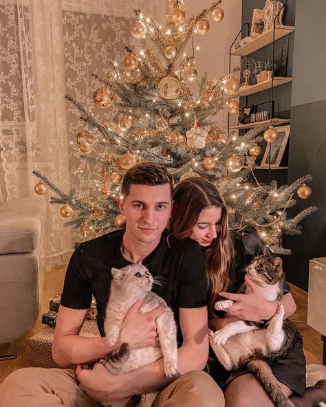 Cat Family Christmas Cards, New Pet Announcement Cat, Funny Cat Christmas Cards Family Photos, Christmas Cards Photo Ideas Couple, Family Christmas Pictures With Cat, Christmas Cards With Cats Photo Ideas, Christmas Card Ideas With Cats, Couple Christmas Pictures With Cat, Christmas Card Photo Ideas With Dog And Cat