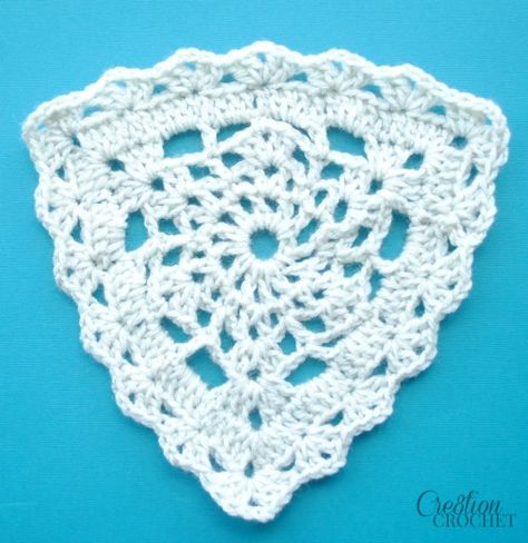 Free Triangle Lace crochet pattern.  Would be awesome bunting or make the perfect kitchen trivet. Crochet Lace Triangle, Crochet Triangle Pattern, Lace Crochet Pattern, Bunting Pattern, Crochet Bunting, Crochet Garland, Crochet Triangle, Crochet Hexagon, Crochet Lace Pattern