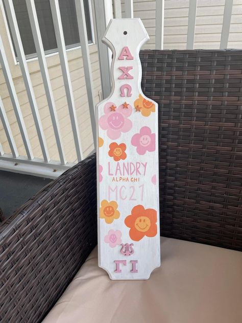 Paddle Board Painting Ideas, Sorirty Paddles Ideas, Sorority Paddle Inspiration, Pastel Sorority Paddle, Big Lil Paddles Ideas, Sorority Paddles Aesthetic, Easy Sorority Paddles, Painted Sorority Paddle, Paddle For Sorority