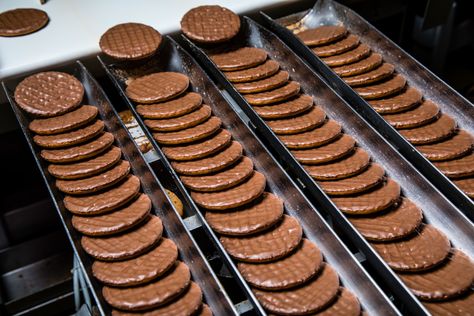 See how chocolate digestives are made at a London biscuit factory Chocolate Digestives, Cookies Crumble, Science Aesthetic, Factory Photography, Food Factory, Food Manufacturing, Food Production, Life Board, Food Science