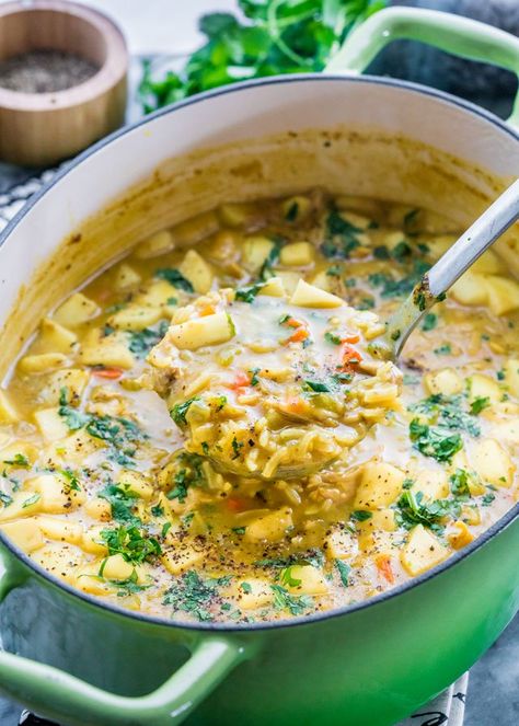 This Mulligatawny Soup is a traditional curry soup with origins in Indian cuisine and it's deeply satisfying, comforting and delicious. Indian Soup Recipes, Mulligatawny Soup Recipe, Mulligatawny Soup, Vegan Slow Cooker Recipes, Indian Soup, Vegan Slow Cooker, Jo Cooks, Curry Soup, Keto Soup