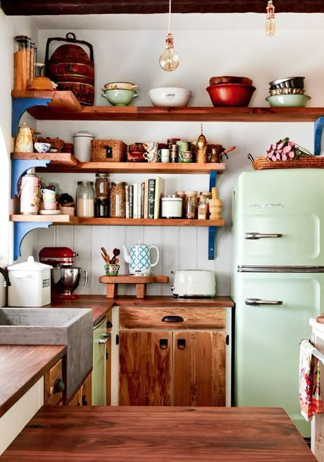 Boho Style Kitchen, Boho Kitchen Decor, Boho Styl, Boho Kitchen, Retro Home Decor, Retro Home, Kitchen Layout, Wooden Shelves, Retro Kitchen