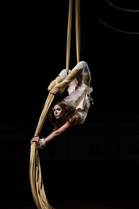 Aerial Silks Beginner, Aerial Gymnastics, Circus Aesthetic, Dancing Drawings, Aerial Acrobatics, Aerial Dance, Aerial Arts, Aerial Hoop, Circus Art