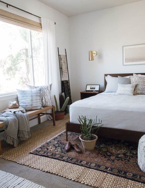 How to design a california casual master bedroom with vintage layers rugs and woven shades and eclectic decor accents. Head Boards, Scandinavian Design Bedroom, Scandinavian Bedroom, Eclectic Bedroom, Vintage Bedroom, Trendy Bedroom, Bedroom Vintage, Decor Minimalist, Minimalist Bedroom