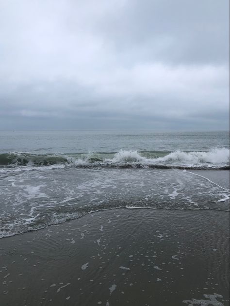 Realistic Beach Photos, Gray Beach Aesthetic, Grey Beach, Foggy Beach Aesthetic, Cloudy Beach Aesthetic, Rainy Beach Aesthetic, Cloudy Beach, Foggy Beach, Cloudy Aesthetic