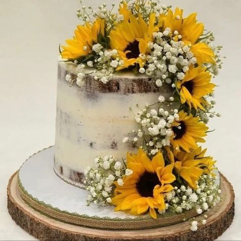 Sunflower And Burlap Wedding, Sun Flower Cake Designs, Sun Flower Themed Birthday Party, Sun Flower Birthday Cakes, Sunflower Bridal Shower Cake, Sun Flower Cake Ideas, Sunflower Food Ideas, Sunflower Cake Ideas Birthday, Sunflower Birthday Party Ideas