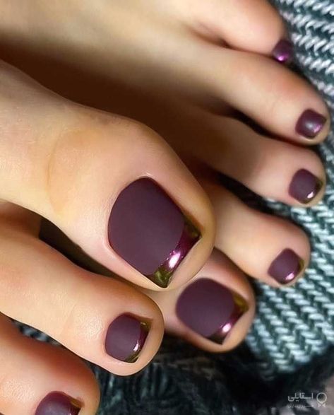 Toenail Colors For Fall 2022, Matte Toenails Polish, Fall Chrome Pedicure, Pink Accent Nail Ideas, Professional Nail Designs For Work, Pedicure Fall 2023, October Toe Nails, Feet Nails Design Pedicures, Pedicure Gel Ideas