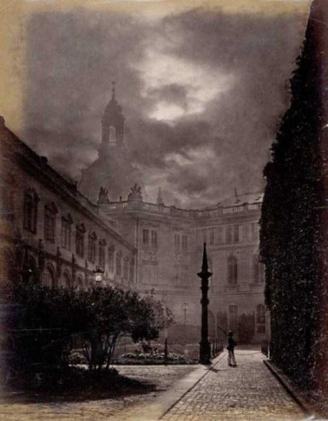 Castle At Night, Creepy Vintage, Creepy Photos, Spooky Places, Old Paris, Paris At Night, Night Scene, Vintage Pictures, Vintage Photographs