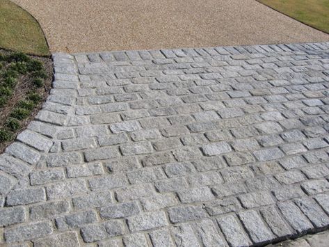 Granite cobblestone apron with soldier banding, together with a classic pea- gravel aggregate driveway with upturned edges.  The entrance to an exquisite master landscape plan designed by the award- winning firm, Land Plus. Granite Setts And Gravel Driveway, Cobblestone Driveway Apron, Farmhouse Driveway, Granite Pathway, Granite Cobblestone, Driveway Apron, Aggregate Driveway, Driveway Border, Garden Ideas Driveway