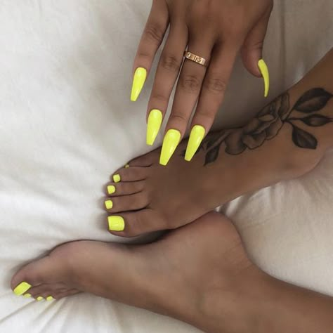 Mani Pedi Combos to Try This Spring - ALYCE Paris Yellow Nail Art, Yellow Nail, Nagel Tips, Pretty Nail Art Designs, Pretty Nail Art, Pedicure Nail Art, Neon Nails, Yellow Nails, Nails Toes