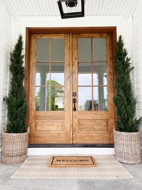 Double Wooden Doors Front Entry, Italian Style Front Porch, Front Porch Rug Ideas, Front Porch Decor Spring, Double Wood Front Doors, New Front Porch, Country Front Door, Entrance Wood Door, Spring Front Porch Decor