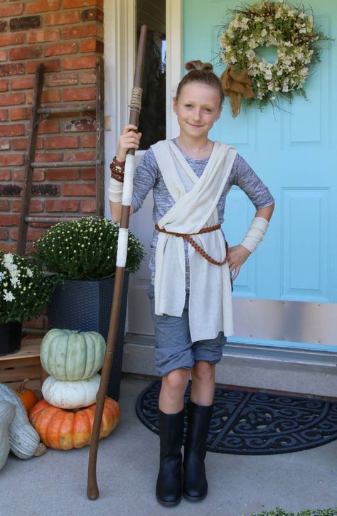 Make this super easy DIY Star Wars Rey Costume from The Force Awakens, using things you already have on hand! Rey Costume Diy, Rey Star Wars Costume, Star Wars Costumes Diy, Rey Costume, Star Wars Halloween Costumes, Diy Haunted House Props, Diy Halloween Games, Star Wars Halloween, Star Wars Diy