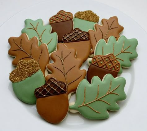 Leaf decorated sugar cookies. Royal icing. Green, brown, gold. Oak, acorn. Cookies Summer, Fall Decorated Cookies, Halloween Sugar Cookies Decorated, Acorn Cookies, Cookies Fall, Oak Acorn, Flooding Cookies, Halloween Cookies Decorated, Cookies Birthday