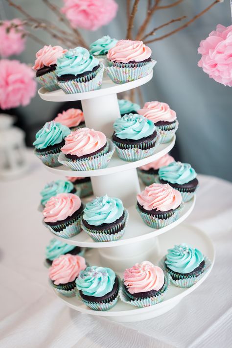 Pink And Blue Food Ideas, Gender Reveal Cupcake Ideas Pink Blue, Blue And Pink Desserts, Gender Reveal Cake And Cupcakes, Pink And Blue Cupcakes Gender Reveal, Cupcake Gender Reveal Ideas, Gender Reveal Cupcakes Pink And Blue, Gender Reveal Dessert Table Ideas, Pink And Blue Food