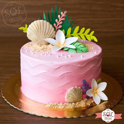 83 Likes, 1 Comments - Confeitaria Sol Doces (@soldocess) on Instagram: “Relembrando este bolinho lindo e charmoso com o tema praia! 🌴😎 🍰 Gostou do bolo? Faça sua encomenda…” Hawaiian Party Cake, Luau Party Cakes, Hawaiian Theme Cakes, Hawaiian Birthday Cakes, Aloha Cake, Tropical Birthday Cake, Summer Birthday Cake, Luau Party Food, Moana Birthday Cake