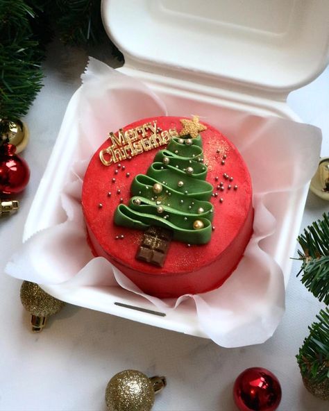 Christmas Cake Simple Design, Bento Cake For Christmas, Simple Xmas Cake Designs, Christmas Bento Box Cake, Christmas Mini Cake Designs, Bento Cakes Christmas, Christmas Bento Cake With Cupcakes, Bento Cake Christmas Design, Mini Christmas Cakes Decoration