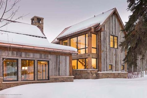 Extraordinary modern-rustic home in Aspen by Zone 4 Architects Rustic Farmhouse Exterior, Farmhouse Exterior Design, Rustic Exterior, Modern Rustic Homes, Modern Farmhouse Exterior, Modern Mountain, House Siding, Modern Rustic Interiors, Farmhouse Exterior