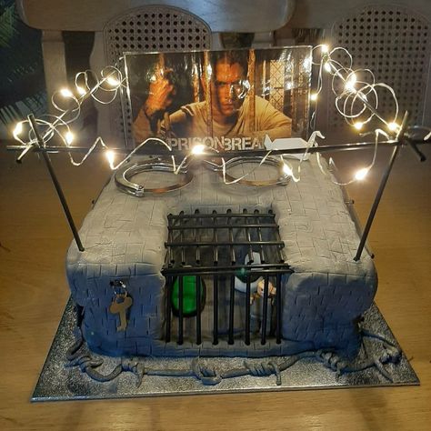 Prison Release Cake, Get Out Of Jail Cake, Prison Cake Ideas, Breaking Bad Cakes Birthday, Layer Cake Movie, Gory Birthday Cakes, 21st Birthday Themes, Cake Themes, Prison Break