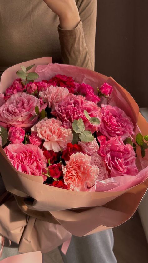 Pink Flowers Aesthetic Bouquet, Flower Arrangement Aesthetic, Pink And Red Bouquet, Bouquets Aesthetic, Bouquet Of Flowers Aesthetic, Pink Red Aesthetic, Aesthetic Flower Bouquet, Pretty Flower Arrangements, Flower Bouquet Aesthetic