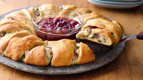 Bring new life to your #Thanksgiving leftovers with this easy, flaky crescent ring meal! Turkey Crescent Ring, Thanksgiving Crescent Rolls, Crescent Ring Recipes, Cranberry Turkey, Crescent Ring, Leftover Turkey Recipes, Crescent Roll Recipes, Crescent Dough, Thanksgiving Leftovers