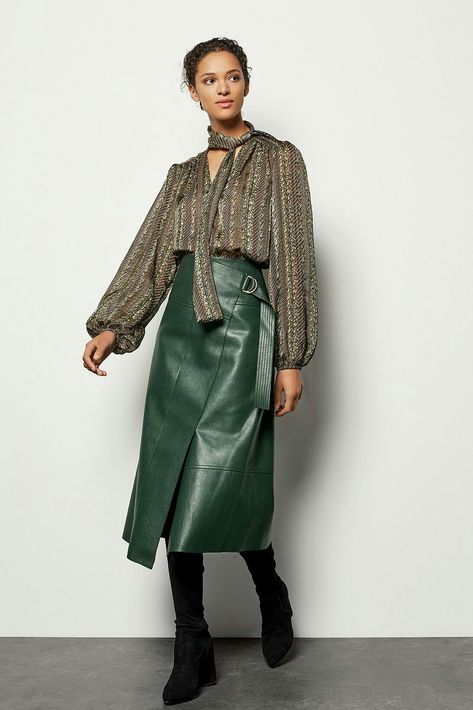 Green Leather Skirt Outfit, Green Leather Skirt, Leather Wrap Skirt, Long Leather Skirt, Winter Mode Outfits, Leather Clothes, Leather Skirt Outfit, Pencil Skirt Outfits, Long Skirt Outfits